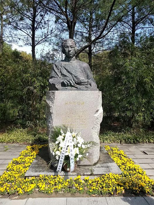 53位于世纪公园内的李白等12烈士纪念碑（书中插图）.jpg