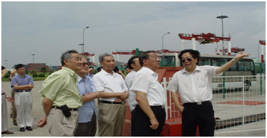2005年包起帆（右一）和院士们在探讨自动化堆场.png