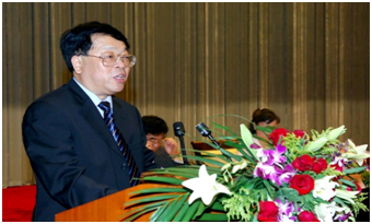 2006年8月30日,包起帆在人民大会堂“包起帆科技创新先进事迹报告会”上作报告.png